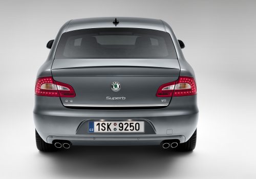skoda-superb-limo-spate